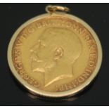 George V 1912 half sovereign in hallmarked 9ct gold mount, gross wt. 4.45g.