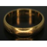 A hallmarked 22ct gold wedding band, wt. 7.67g, size T/U.