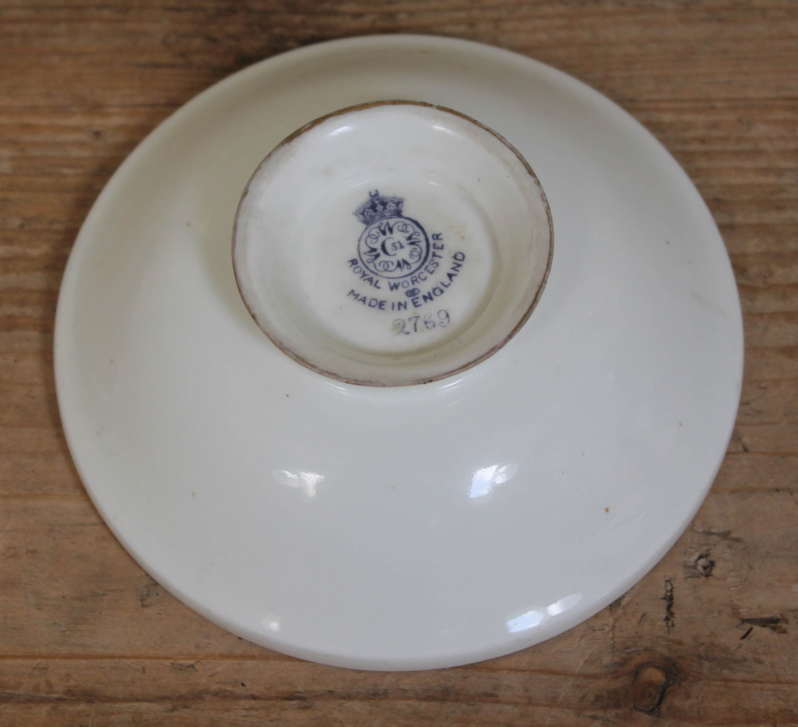 A Royal Worcester dish decorated with a cock and hen pheasant, signed Jas Stinton, numbered 2769, - Bild 2 aus 2