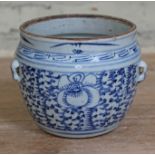 A Chinese Ming Dynasty blue and white jar, height 14cm.