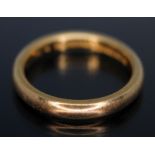 A hallmarked 22ct gold wedding band, wt. 5.63g, size M.