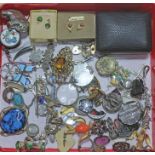 A mixed lot of mainly vintage and antique costume jewellery.