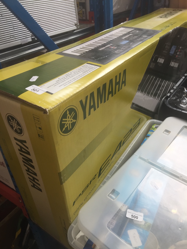 A Yamaha PSR-E423 keyboard in box + stand.