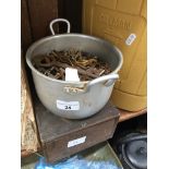 A wooden box and an aluminium pot containing good quantity of various vintage keys.