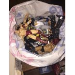 A bag of wrestling toy figures Catalogue only, live bidding available via our website. If you