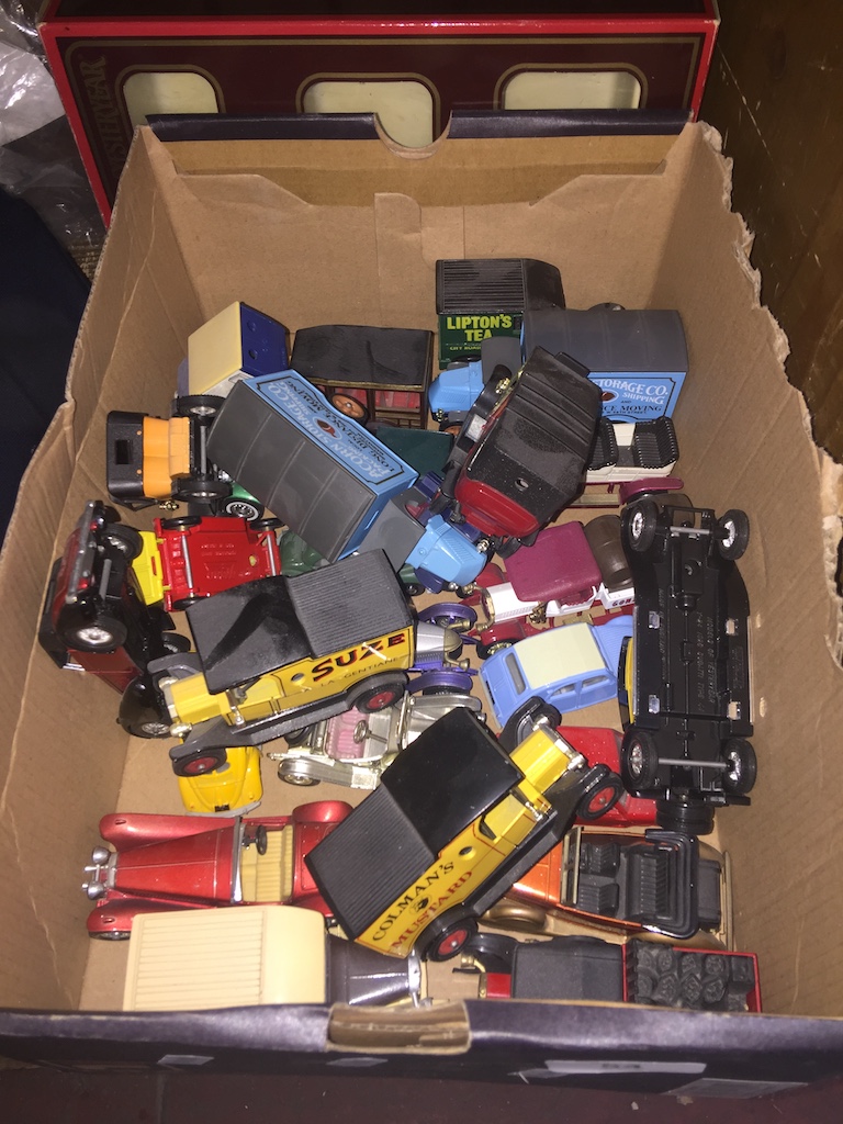 A box of mainly Matchbox toy cars Catalogue only, live bidding available via our website. If you