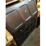 An oak bureau Catalogue only, live bidding available via our website. If you require P&P please read