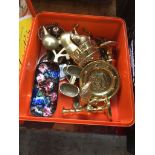 A box of small brass items. Catalogue only, live bidding available via our website. If you require