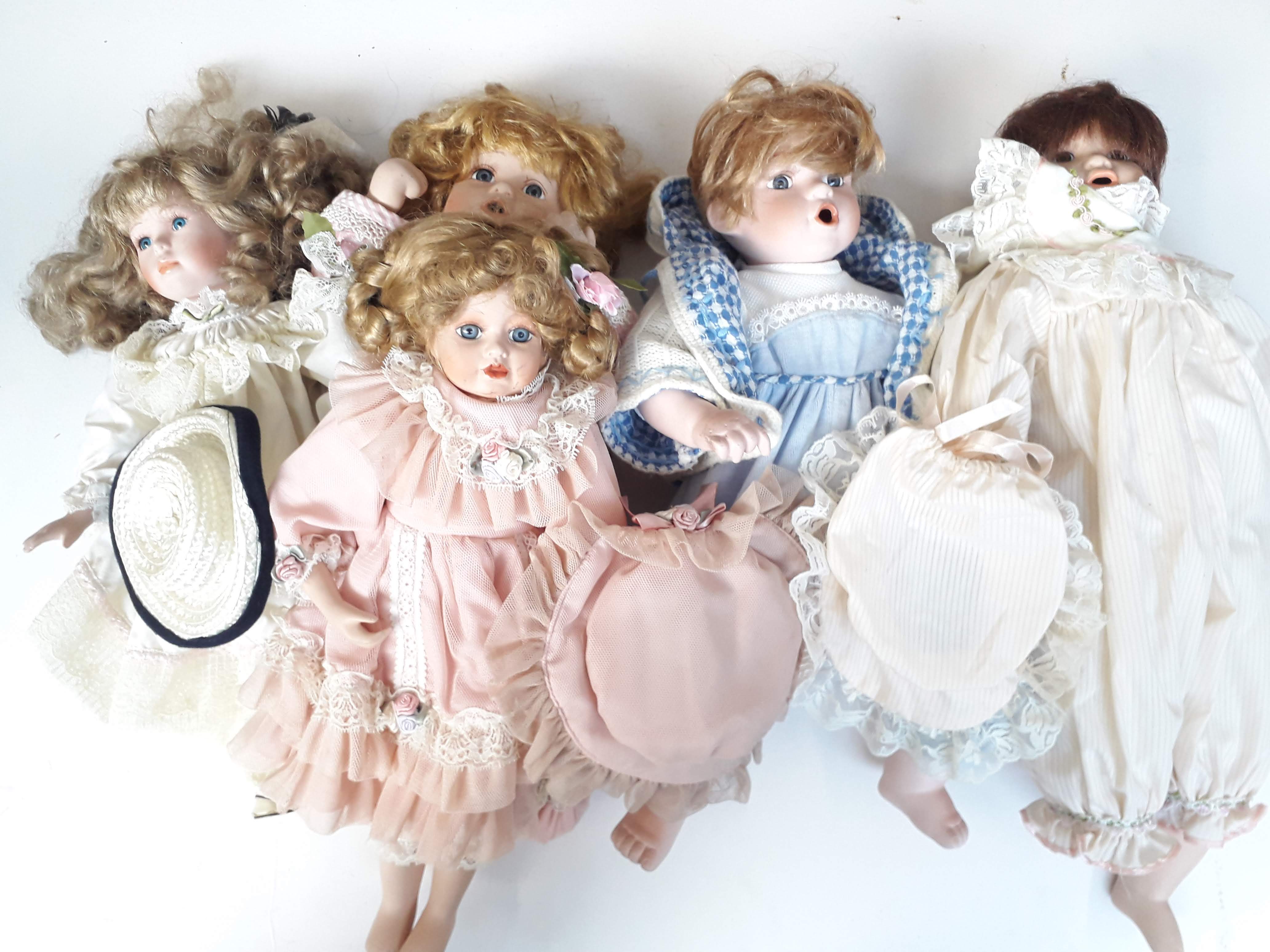 A box of collectors dolls and stands Catalogue only, live bidding available via our website. If