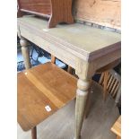 An oak extending dining table Catalogue only, live bidding available via our website. If you require