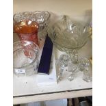 Mixed glass vases/bowls inc carnival glass Catalogue only, live bidding available via our website.