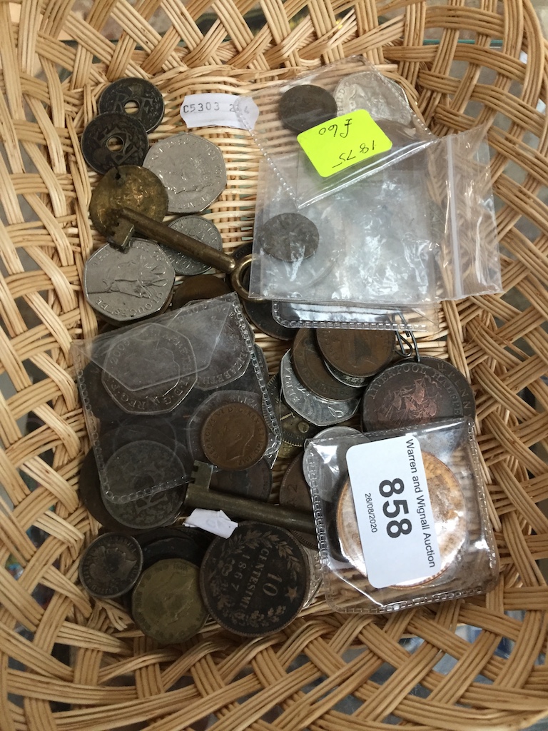 A tray of coins and tokens. Catalogue only, live bidding available via our website. If you require