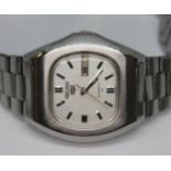 A vintage stainless steel Seiko 5 automatic wristwatch 7009-5010 with signed silver textured dial,