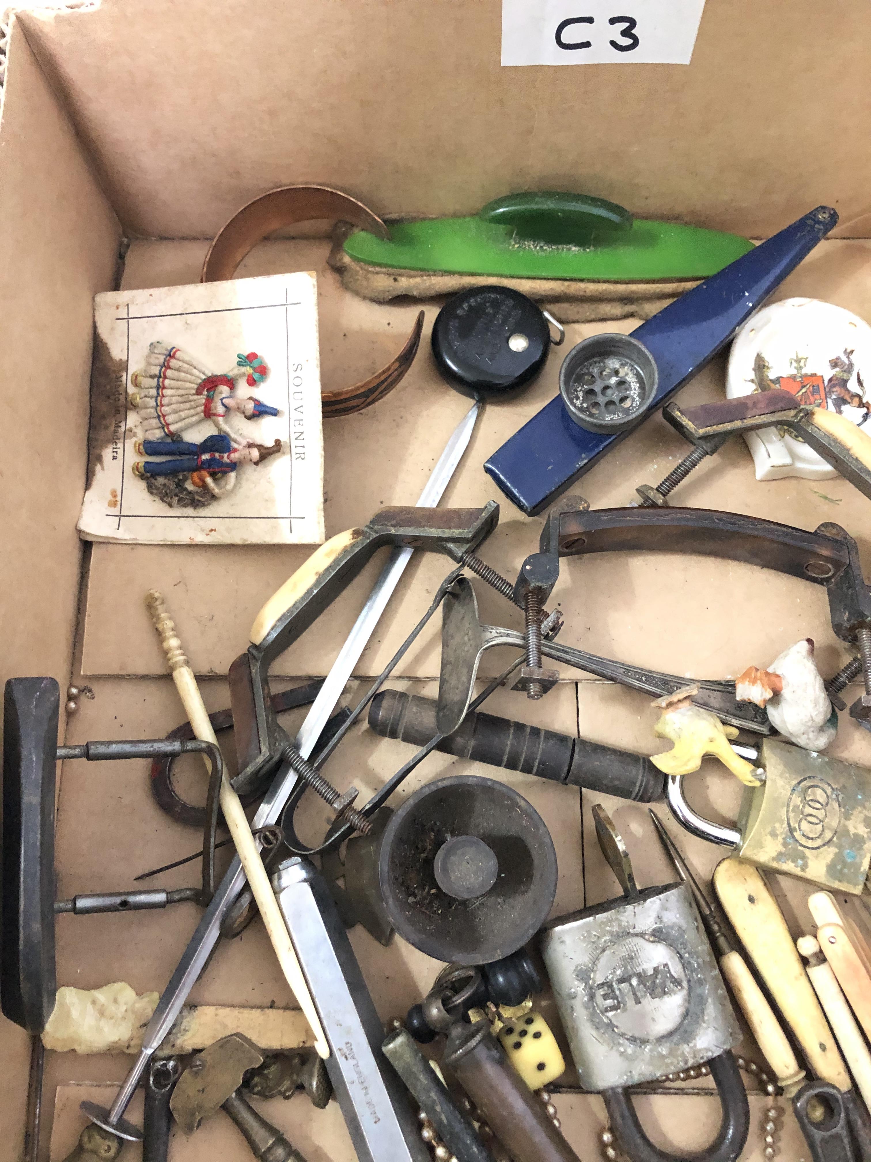 A box of bric a brac including pipes, a cut throat razor, treen, metalware etc. - Image 9 of 9