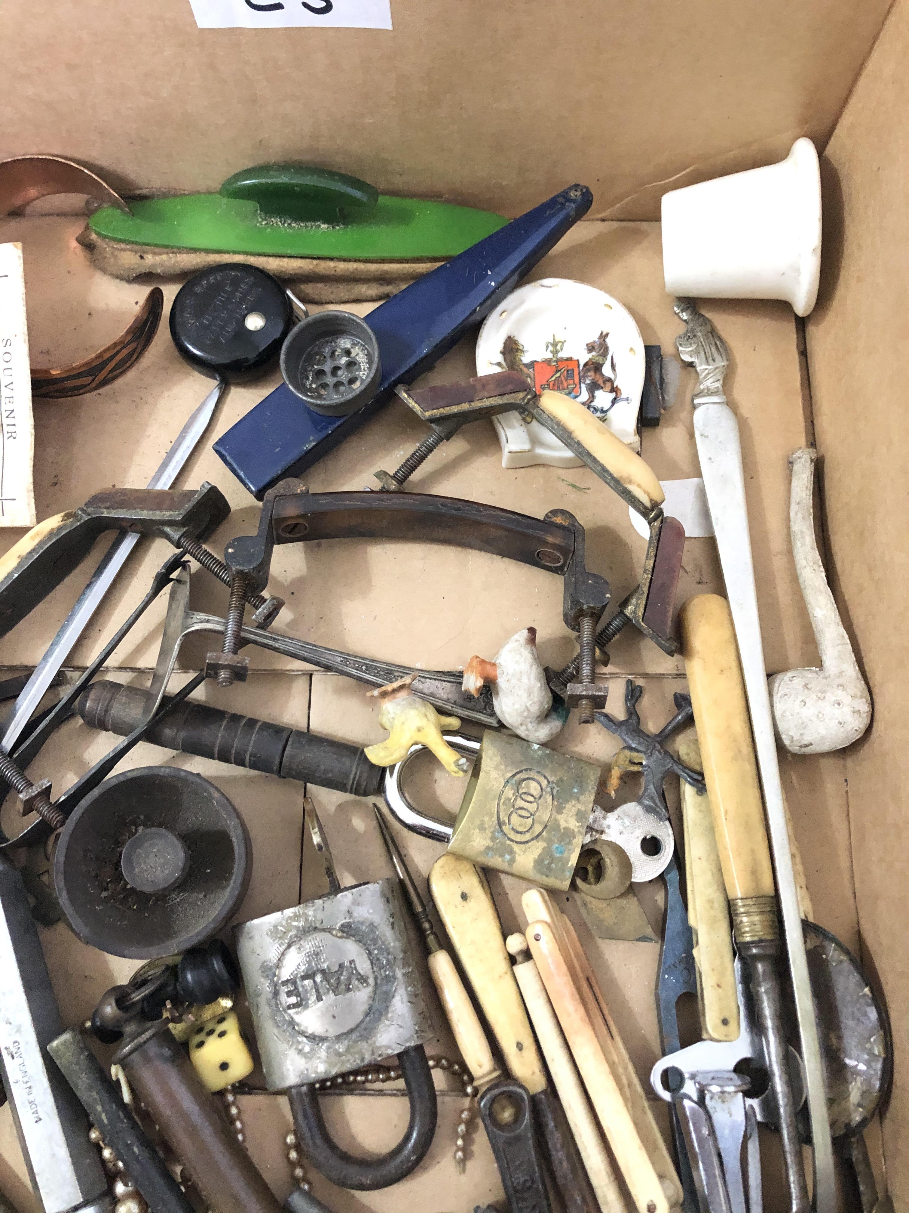 A box of bric a brac including pipes, a cut throat razor, treen, metalware etc. - Image 8 of 9