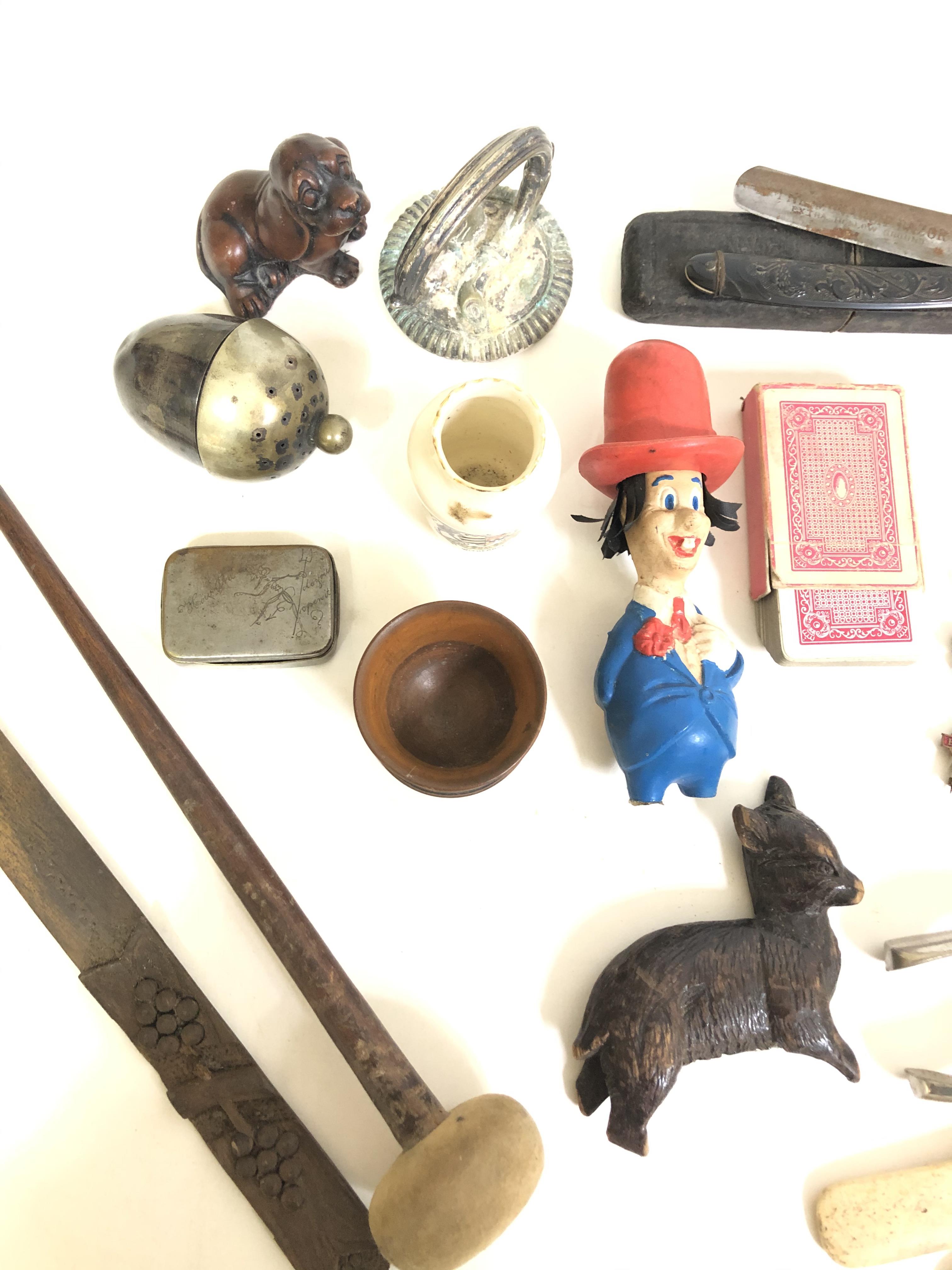 A box of bric a brac including pipes, a cut throat razor, treen, metalware etc. - Image 5 of 9