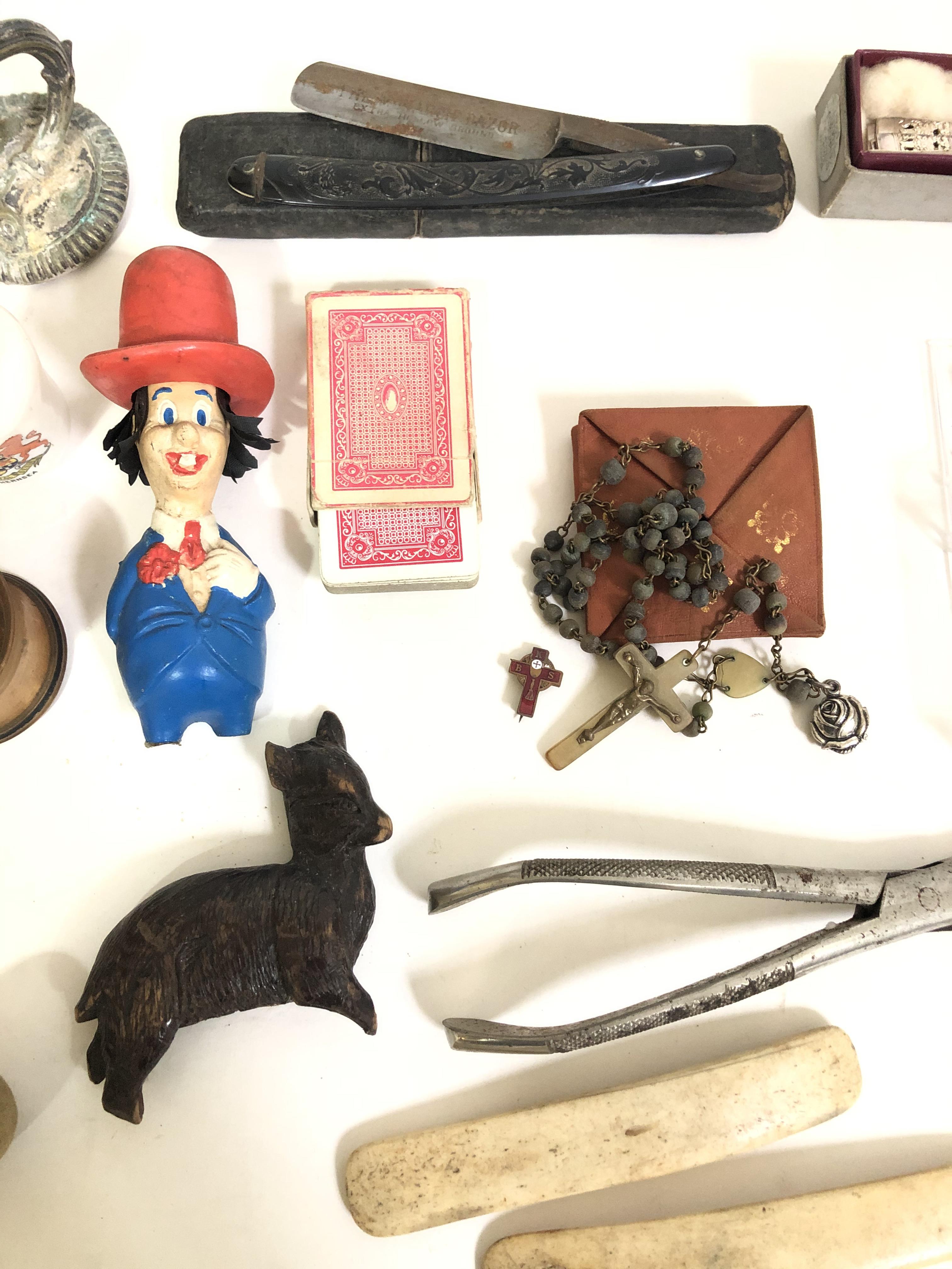 A box of bric a brac including pipes, a cut throat razor, treen, metalware etc. - Image 4 of 9