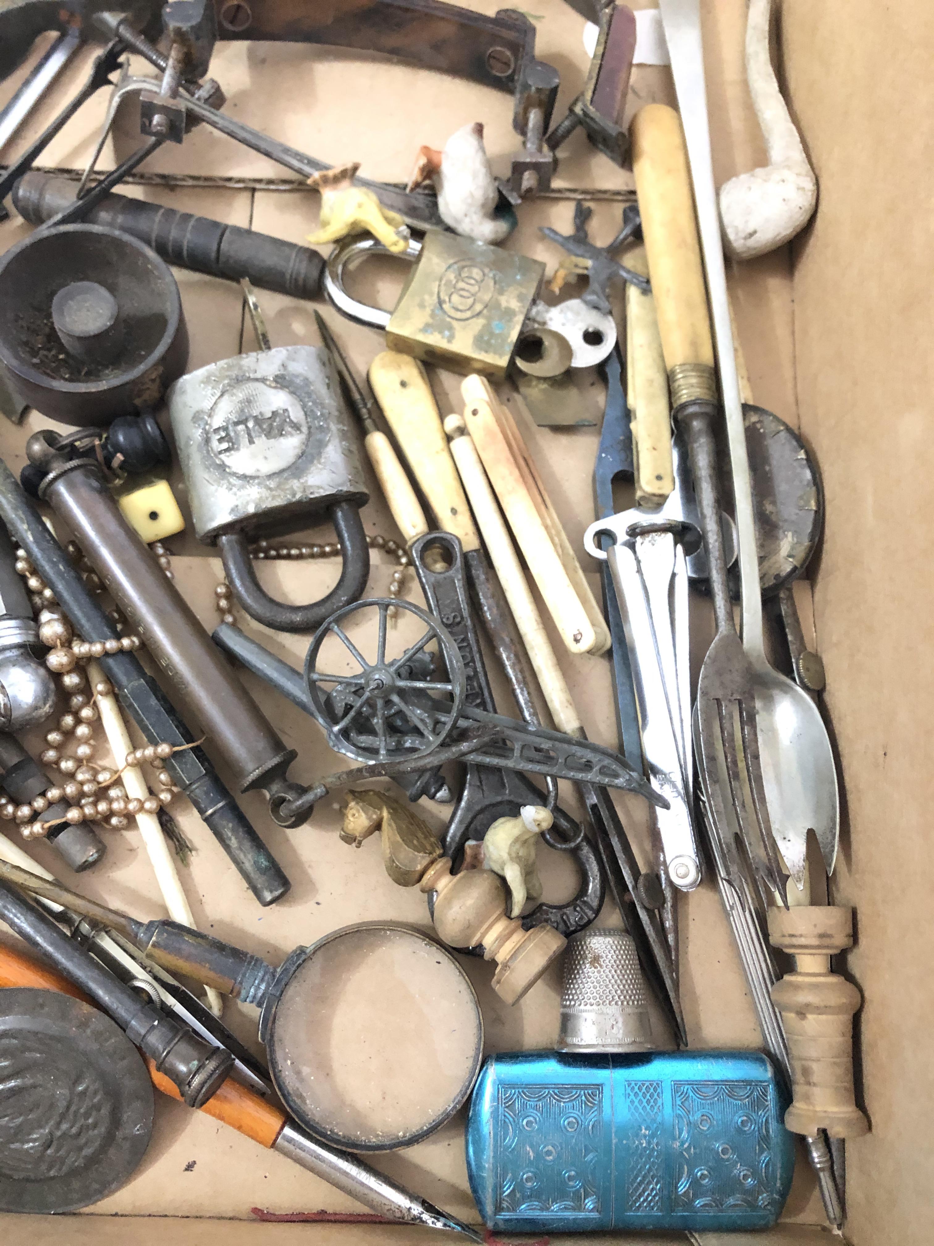 A box of bric a brac including pipes, a cut throat razor, treen, metalware etc. - Image 7 of 9