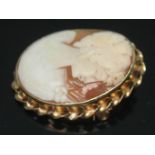 A hallmarked 9ct gold mounted cameo brooch, gross wt. 6.81g.