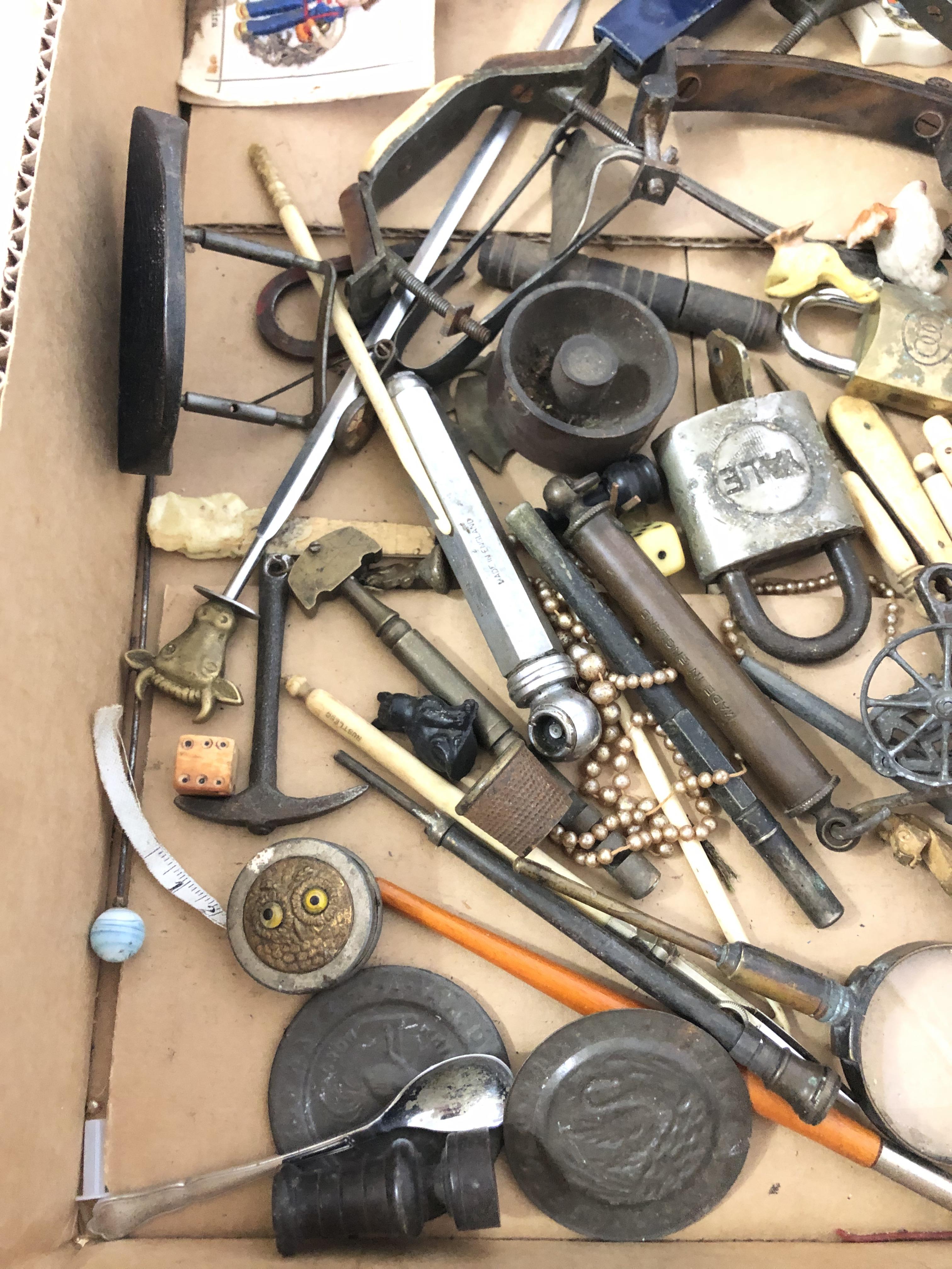 A box of bric a brac including pipes, a cut throat razor, treen, metalware etc. - Image 6 of 9