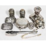 A mixed lot of hallmarked silver.