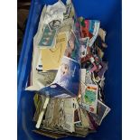 A tub of trade cards and cigarette cards Catalogue only, live bidding available via our website.