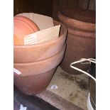 A quantity of terracotta planters. Catalogue only, live bidding available via our website. Please