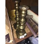 2 brass candlesticks and a brass pan. Catalogue only, live bidding available via our website. Please