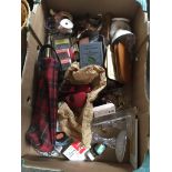 Box of bric a brac Catalogue only, live bidding available via our website. Please note if you