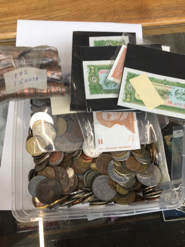 Tub of coins etc. Catalogue only, live bidding available via our website. Please note if you require