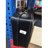 A small travel case Catalogue only, live bidding available via our website. Please note if you
