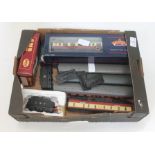 Various boxed and unboxed 00 gauge model railway coaches including boxed Bachmann 34-325 & 39-052,