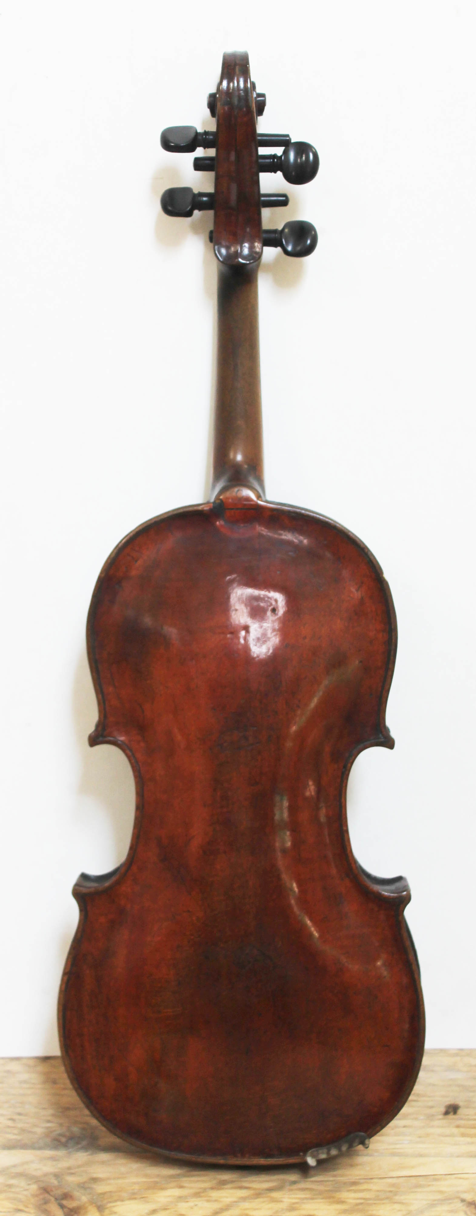 An antique violin, one piece back, length 356mm, with bow and hard case. - Image 4 of 4