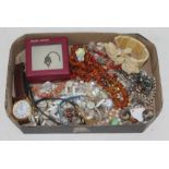 A quantity of mainly costume jewellery including a brooch marked '925' and set with amber cabochons,