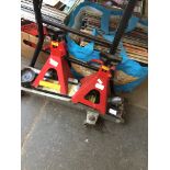 A pair of axle stands and a trolley jack Catalogue only, live bidding available via our website.