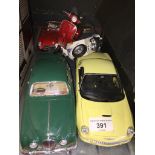 4 Maisto model cars and 2 scooters. Catalogue only, live bidding available via our website. Please