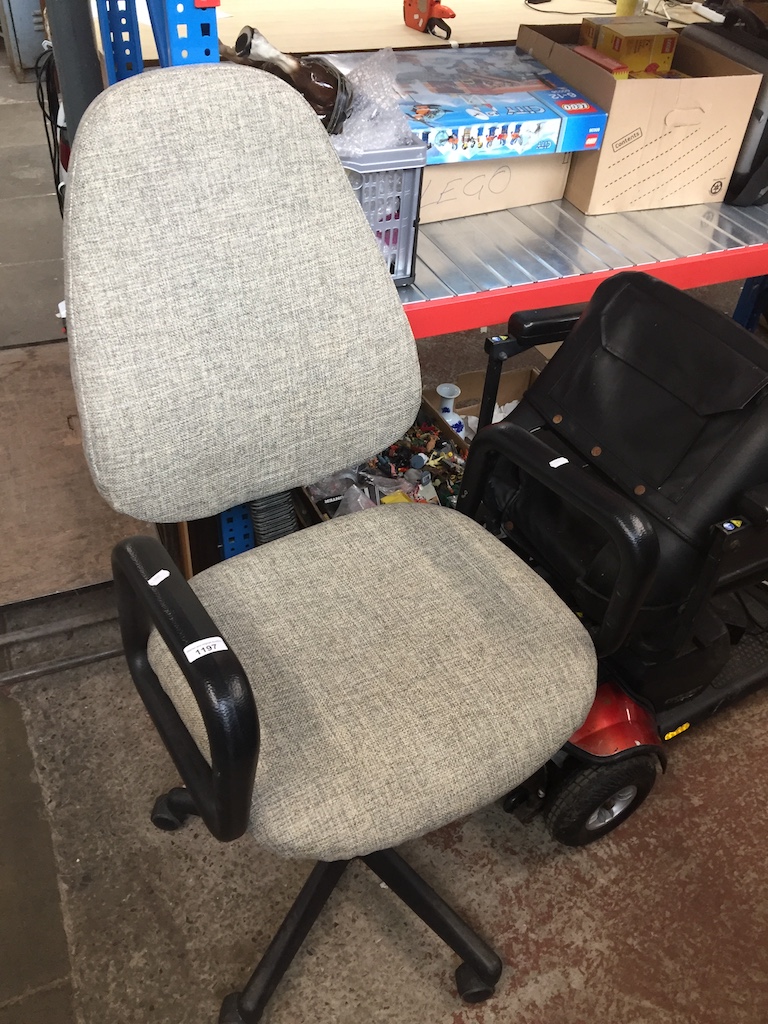 Office swivel chair Catalogue only, live bidding available via our website. Please note we can