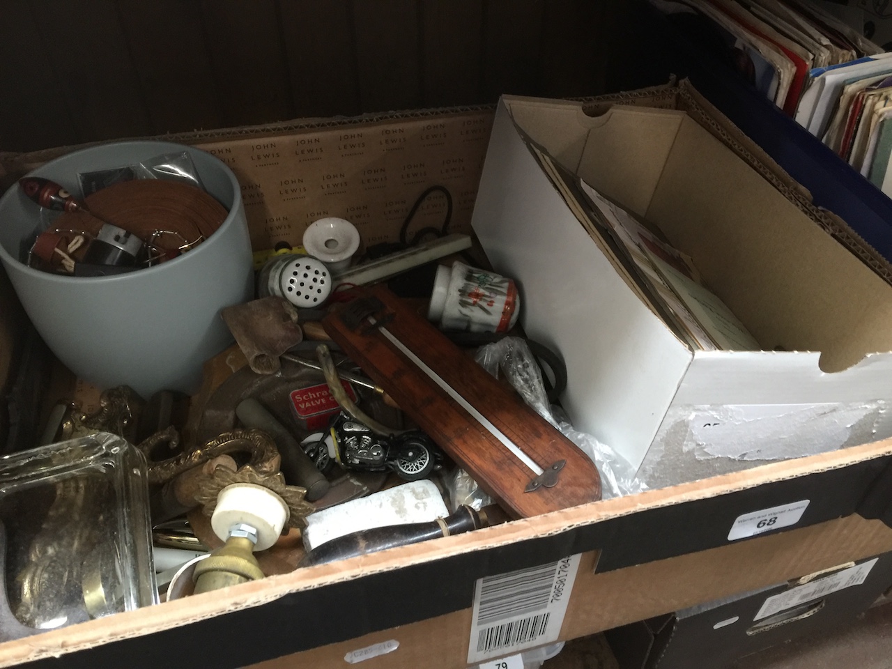 A box of miscellaneous vintage items Catalogue only, live bidding available via our website.