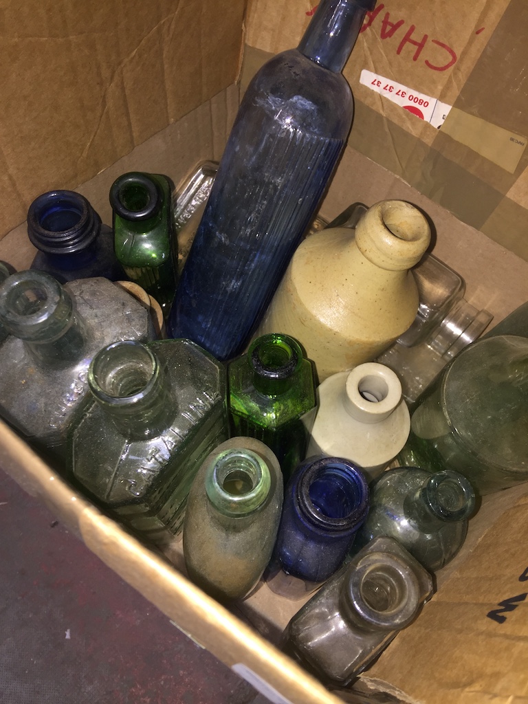 A box of old bottles Catalogue only, live bidding available via our website. Please note we can only