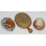 A mixed lot comprising an Art Nouveau style amber cabochon pendant marked '925', a yellow and