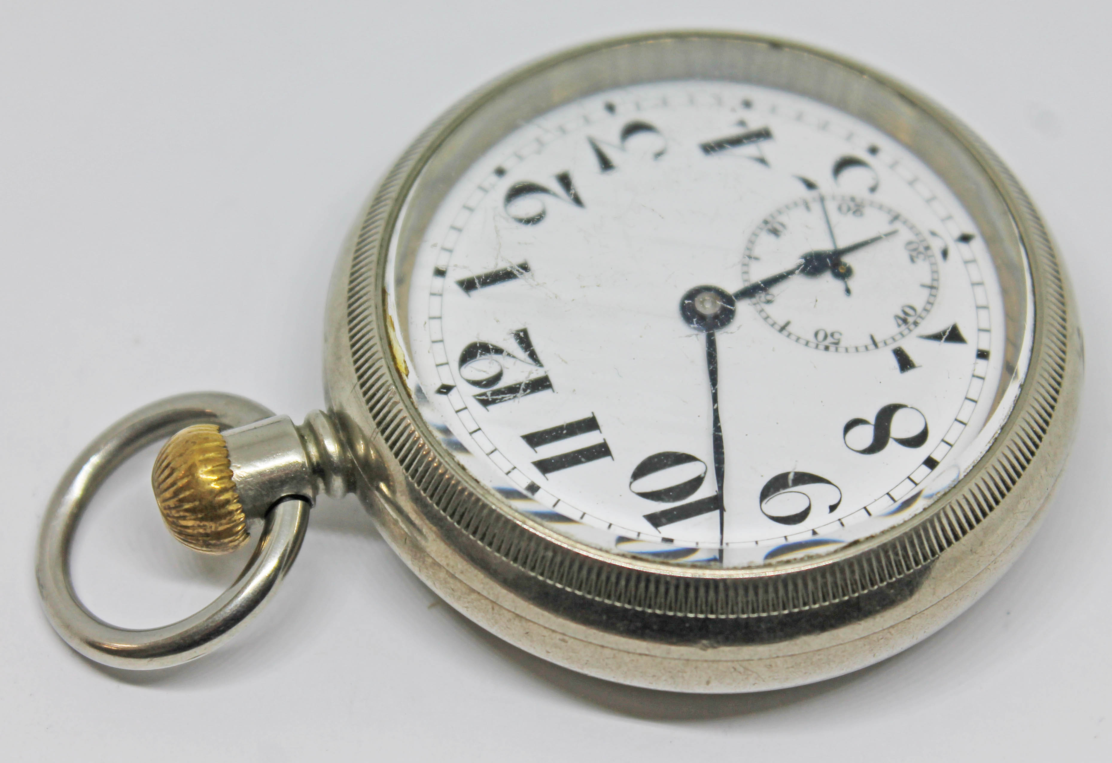 A Cyma open face pocket watch with large Arabic numerals on a white enamel dial and seconds - Bild 3 aus 3