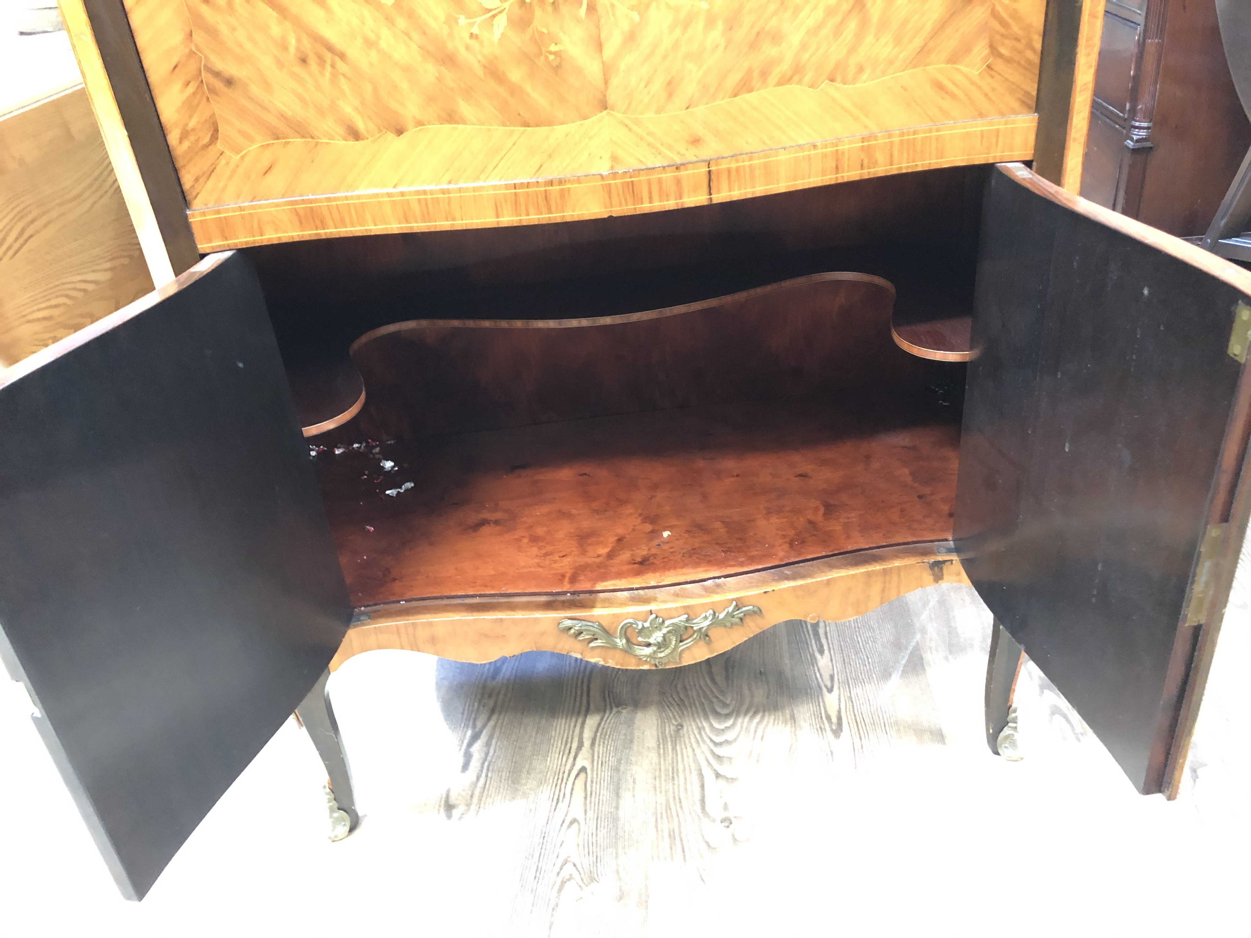 A French serpentine kingwood marquetry inlaid drinks cabinet with gilt metal mounts and floral - Image 9 of 14