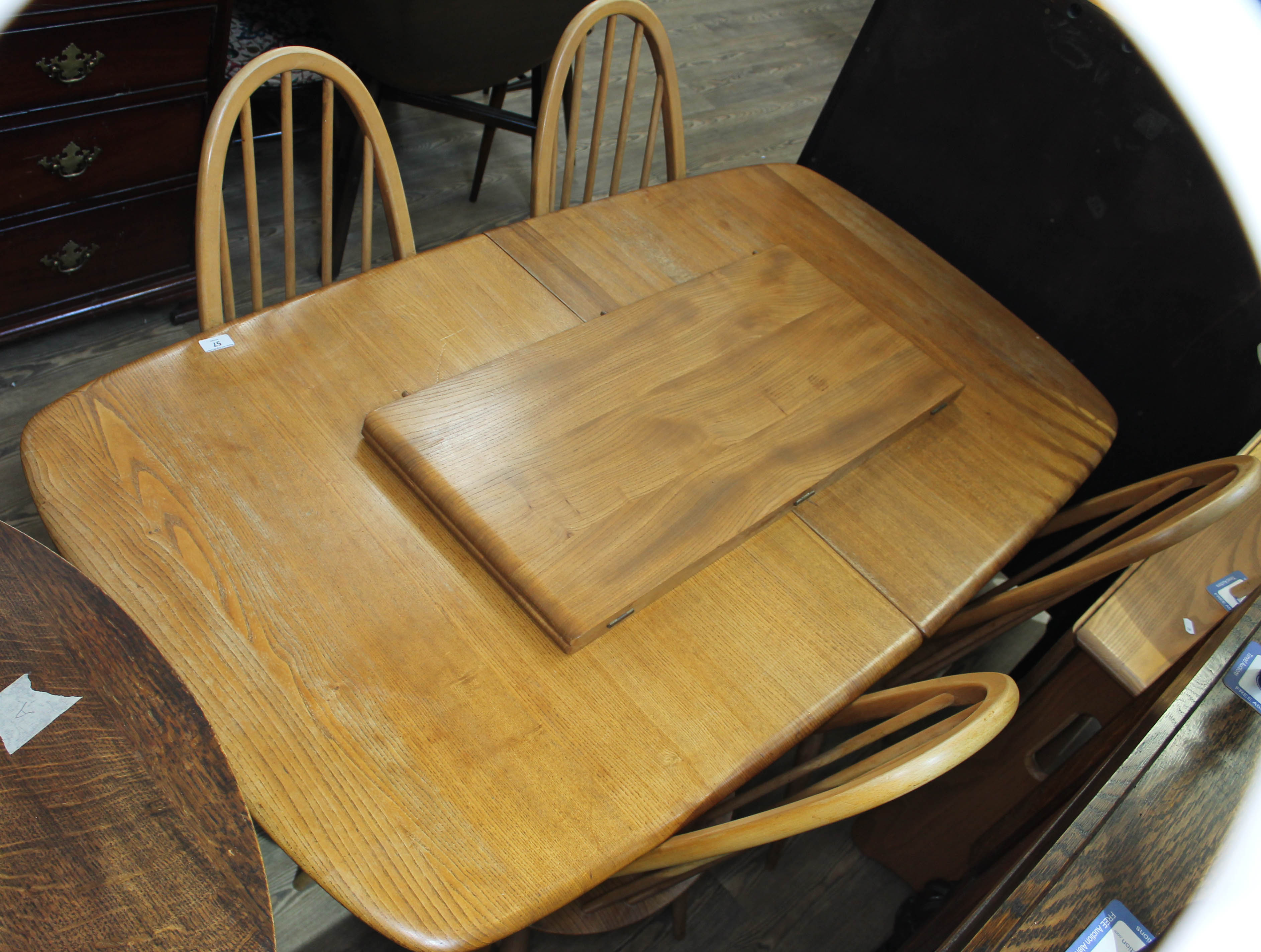 An Ercol blonde elm extending dining table and four spindle back chairs, max. table length 227cm, - Bild 2 aus 2