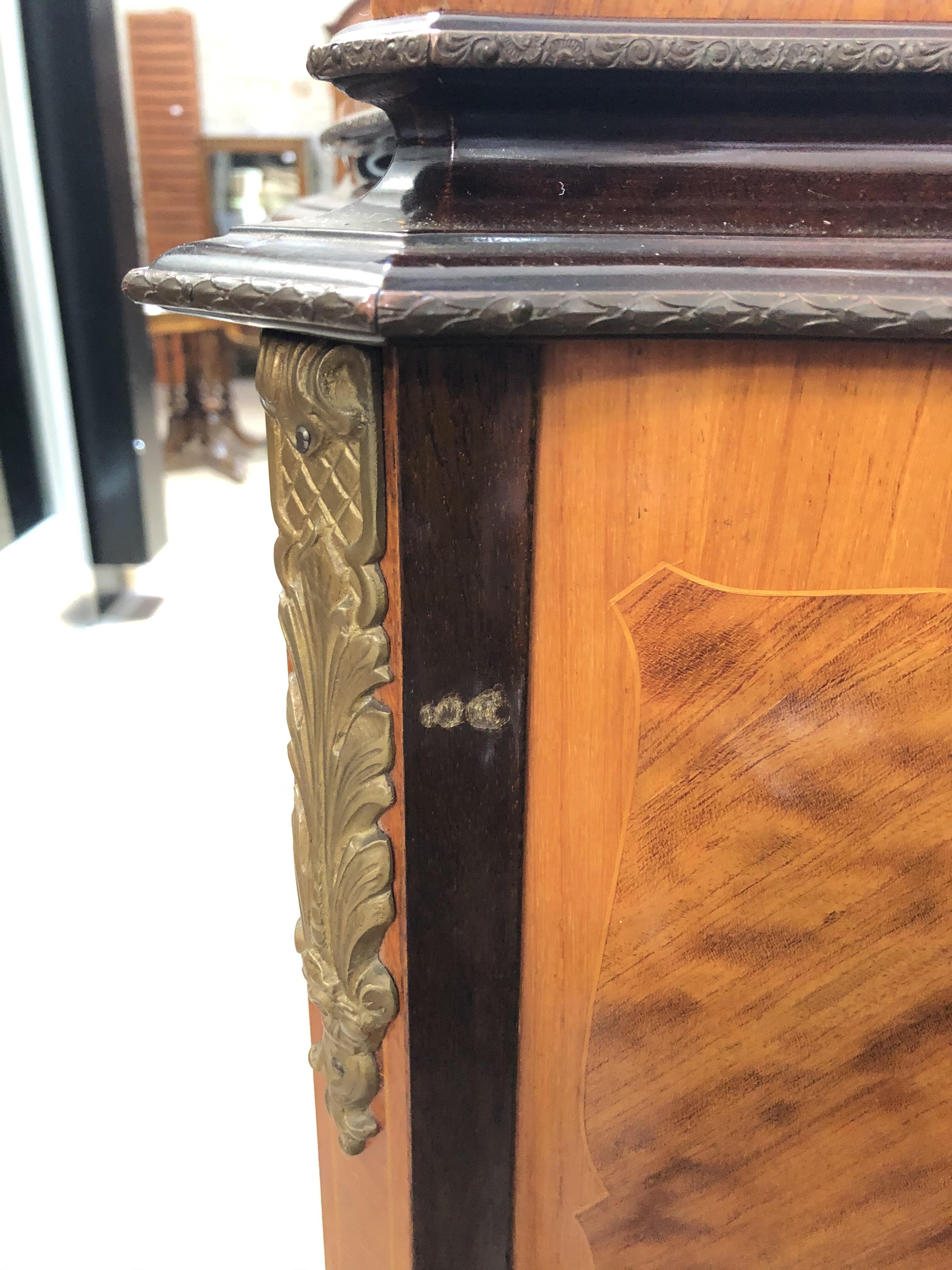 A French serpentine kingwood marquetry inlaid drinks cabinet with gilt metal mounts and floral - Image 14 of 14