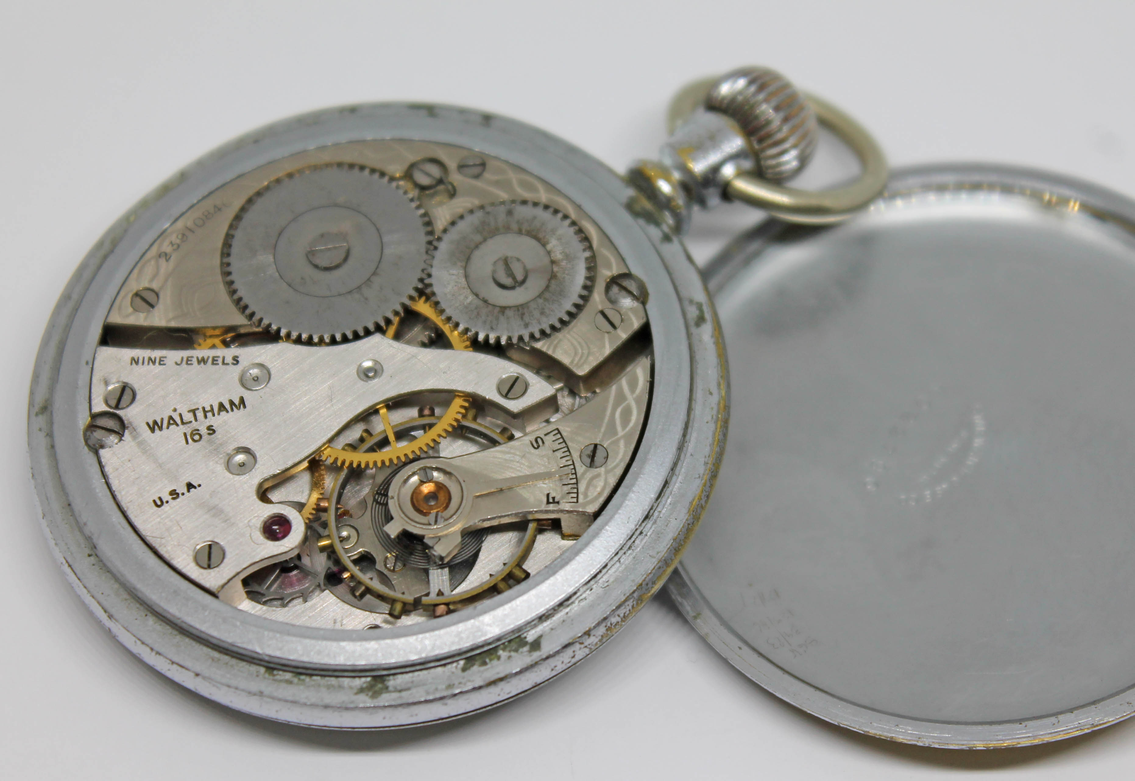 A Waltham military general service time piece pocket watch having Roman numerals on a white dial, - Bild 2 aus 5