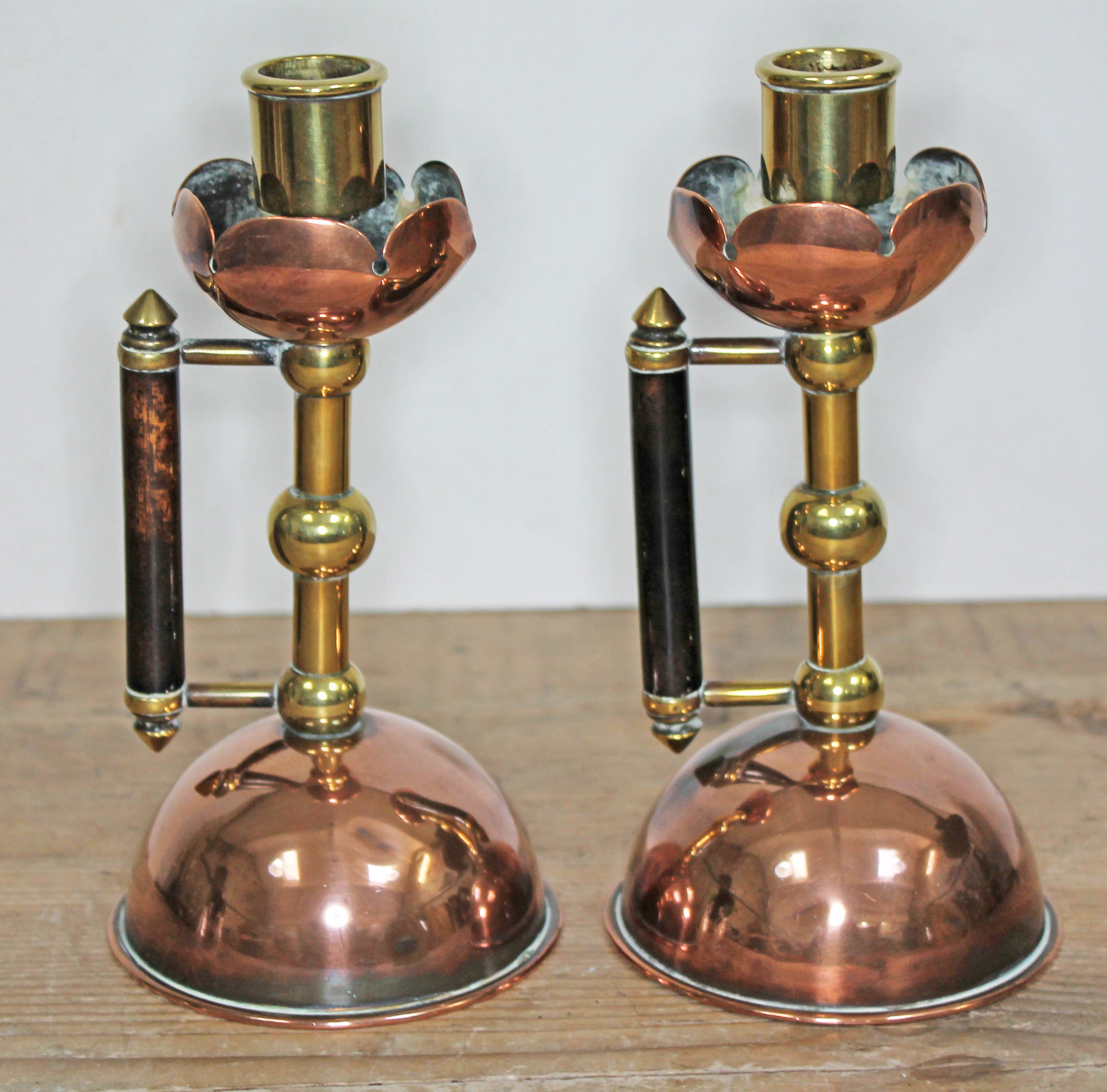 A pair of Arts & Crafts copper and brass candlesticks, manner of Christopher Dresser/Benham & Froud, - Bild 2 aus 2
