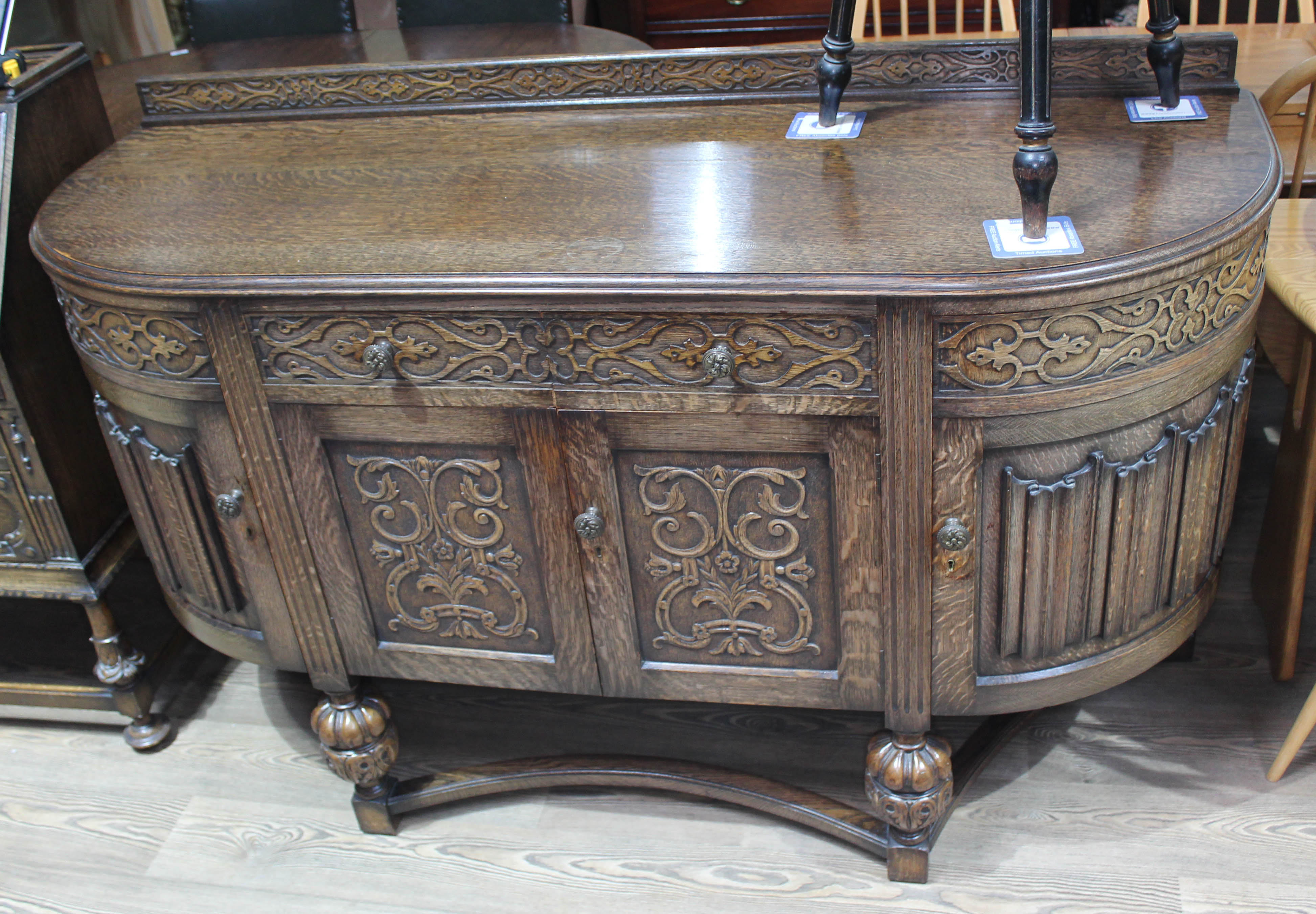 A 1930s Jacobean style carved oak sideboard, length 165cm, depth 59cm & height 101cm. Condition: - Bild 2 aus 2