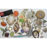 A mixed lot of antique and vintage costume jewellery.