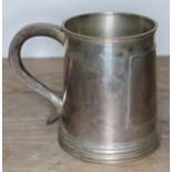 A late Victorian/Edwardian one pint silver tankard, Goldsmiths & Silversmiths Co, London 1901,