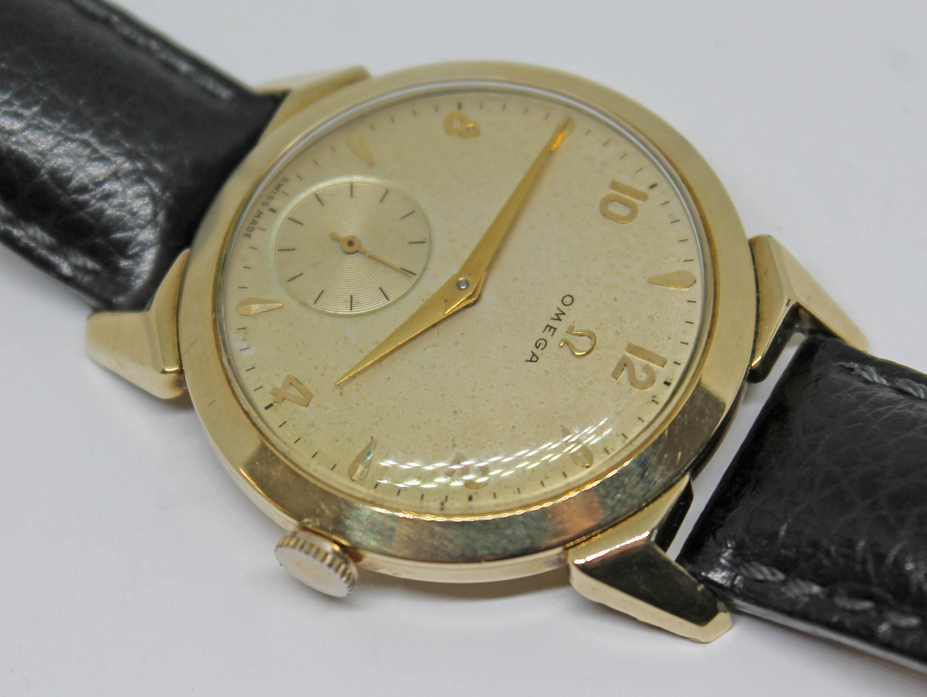 A 1952 gold plated Omega wristwatch with gold tone signed dial, alternate Roman numerals and hour - Bild 6 aus 6